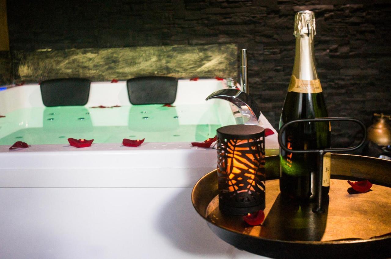 Love Suites & Spa "Le Loft" Avec Jacuzzi Privatif Médis Esterno foto